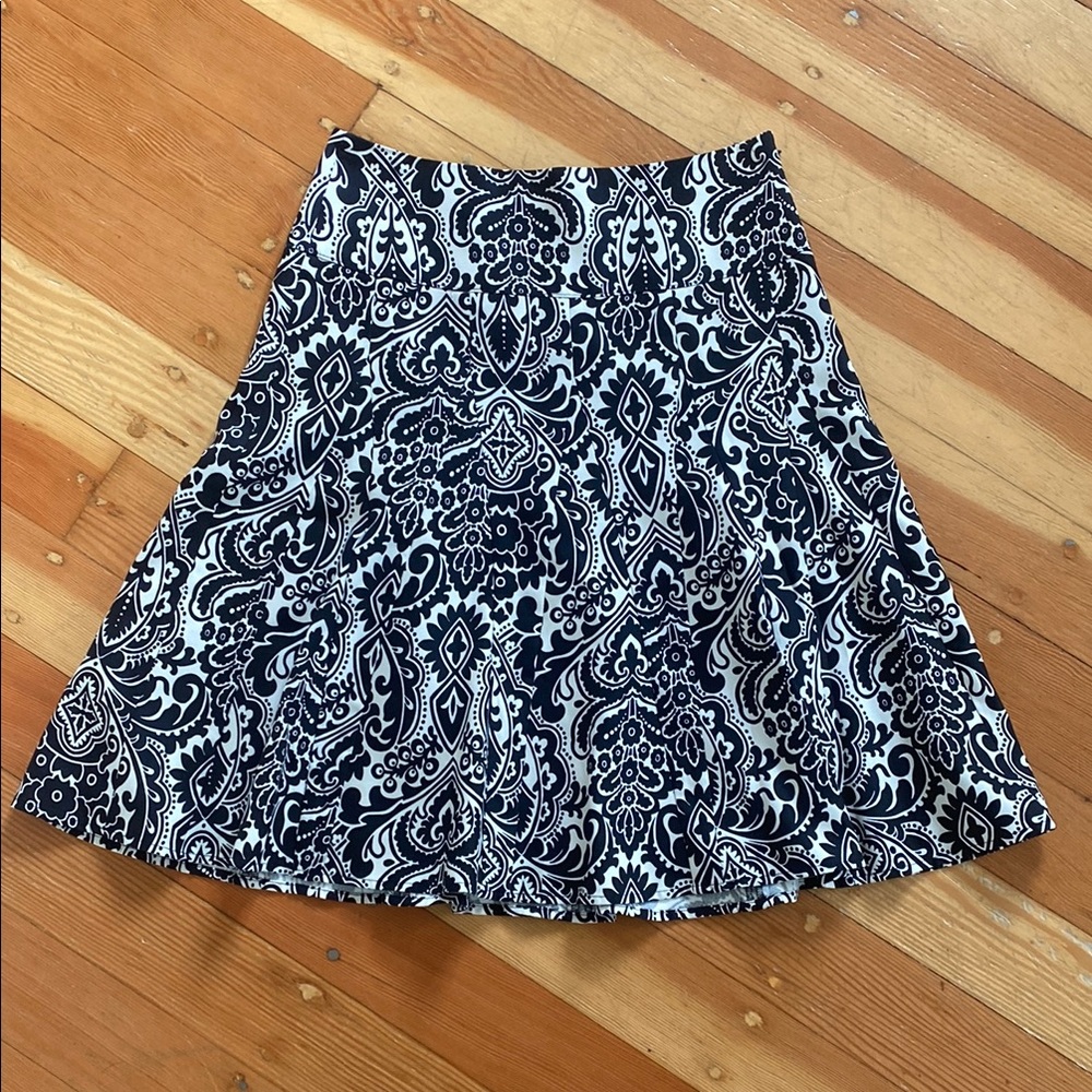 Ann Taylor Silk Black and Cream Patterned A-Line Skirt‎ 0 Petite